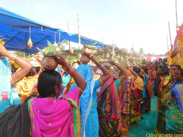 Perayaan Festival Benih Masyarakat di desa Bidapaju di Dasapalla |