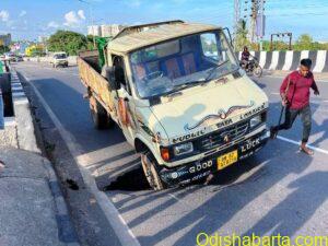 Dumuduma-Aiginia Flyover road caved in trapping a mini truck