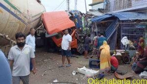 oil tanker rammed into a tea stall